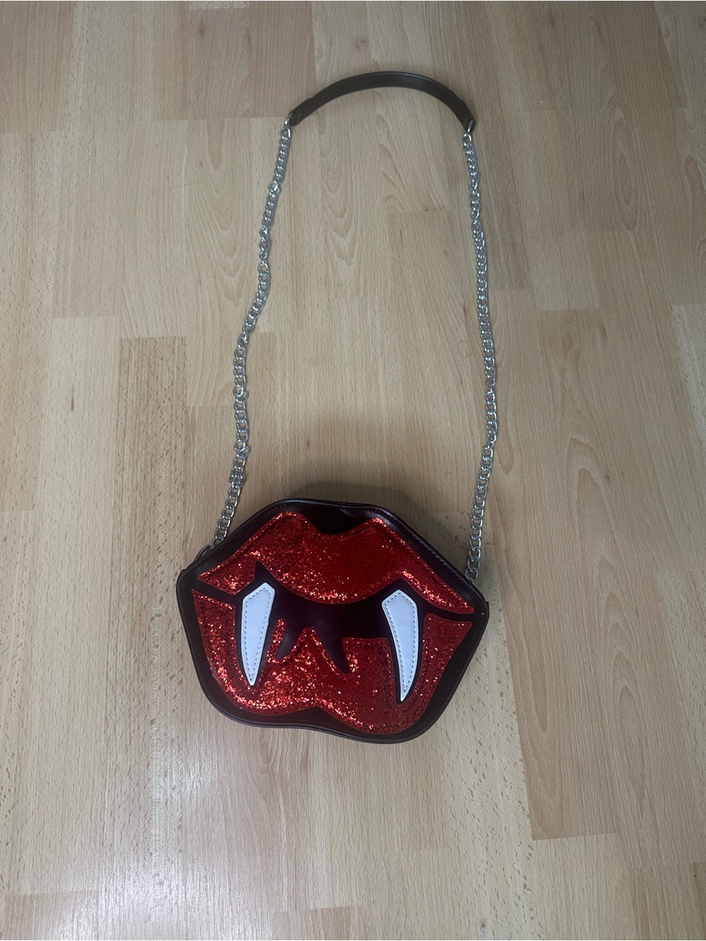 Vampire Lips Fangs Red Glitter Crossbody Bag NWOT Halloween Goth - Picture 3 of 9
